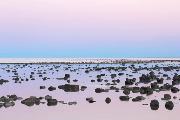 Gece karanlığında düşük tide taş çöl — Stok fotoğraf