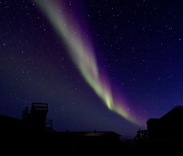 Aurora borealis üzerine bina siluet — Stok fotoğraf