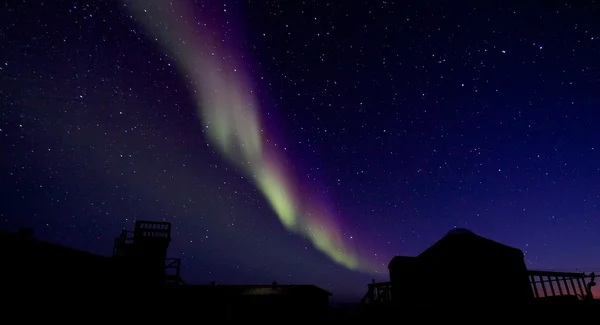 Aurora borealis üzerine bina siluet — Stok fotoğraf