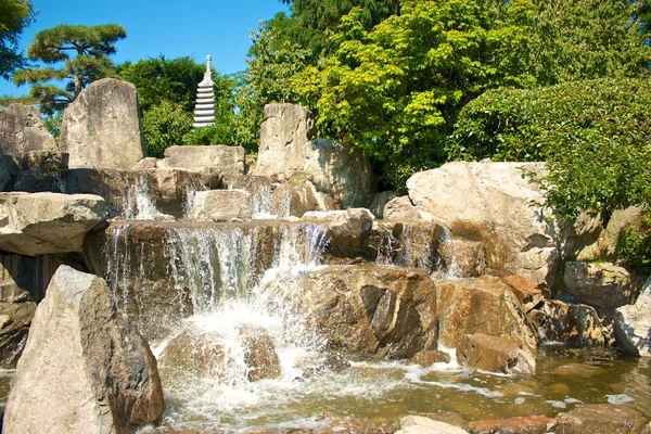 Japansk trädgård kaskader nära — Stockfoto