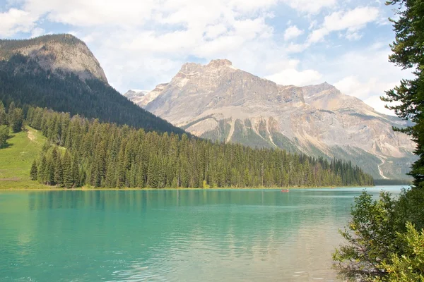 Emerald lake en kano — Stockfoto