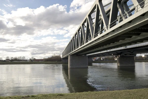 Puente de acero sobre un río 2 — Zdjęcie stockowe