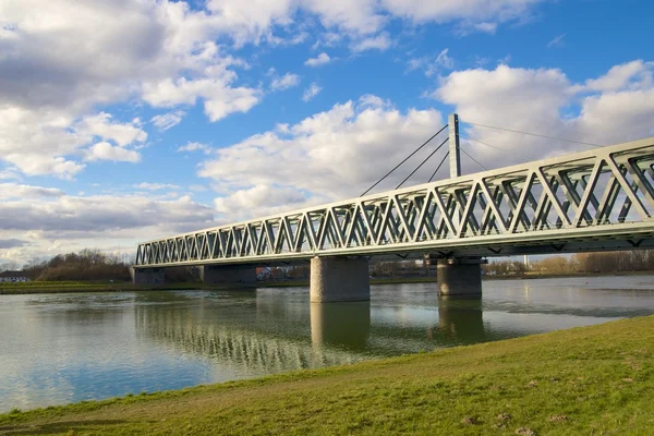 Ponte de aço através de um rio — Fotografia de Stock