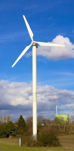 Fabryka i turbin wiatrowych — Zdjęcie stockowe