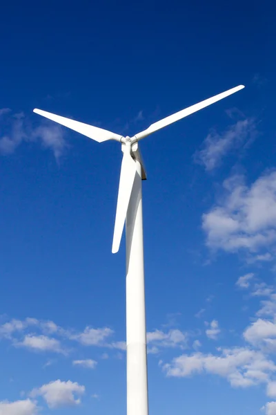 Windkraftanlage gegen den Sommerhimmel Stockfoto