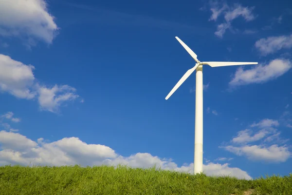Wind turbine against a summer sky — Stock Photo, Image
