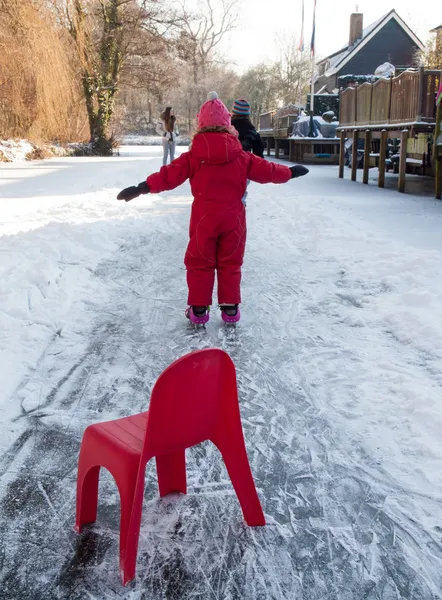 Kleines Mädchen lernt Eislaufen — Stockfoto