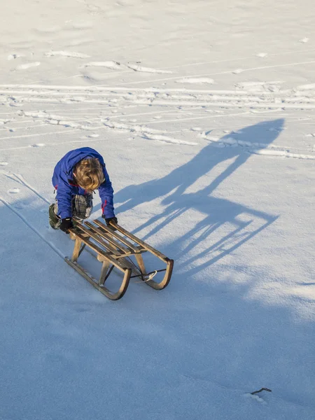 小男孩推雪橇 — 图库照片