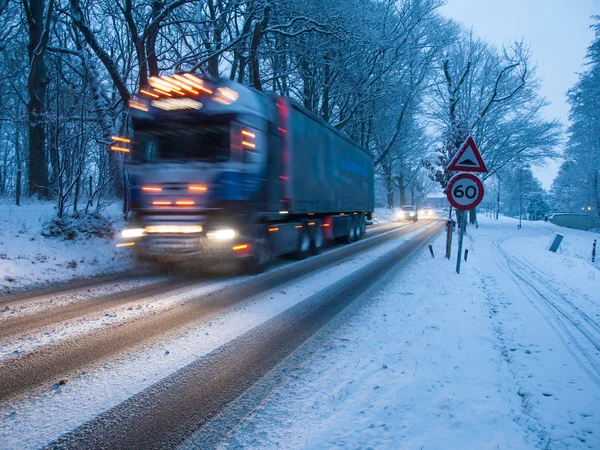 Veículo de mercadorias pesadas em uma tempestade de neve Fotografia De Stock