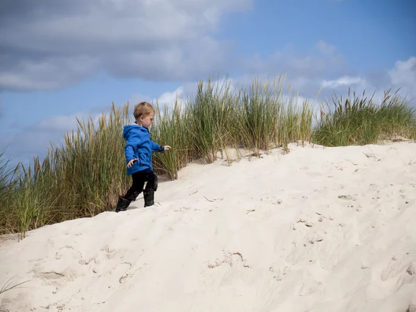 Junge in einer Dünenlandschaft — Stockfoto