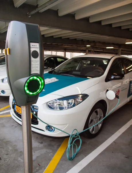 Veicolo elettrico alla stazione di ricarica — Foto Stock