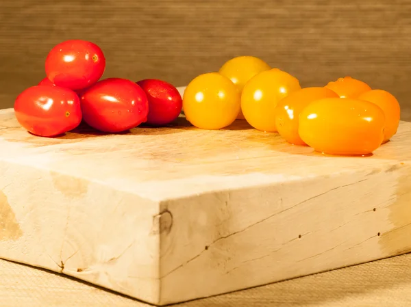 Sliced tomatoes on a chopping board — Stock Photo, Image