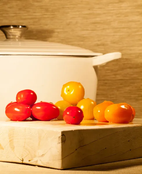 Tomatoes on a chopping board — Stock Photo, Image