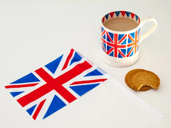 Eine Tasse englischen Tee und Kekse mit einer Fahne — Stockfoto