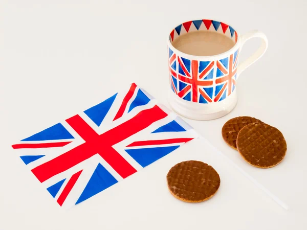 Eine Tasse englischen Tee und Schokoladenkekse mit einer Fahne — Stockfoto