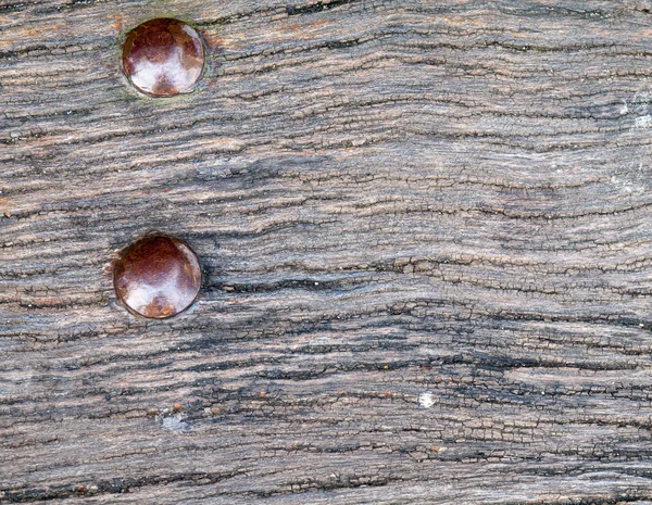 Altes verbranntes Holz mit Eisenbolzen — Stockfoto