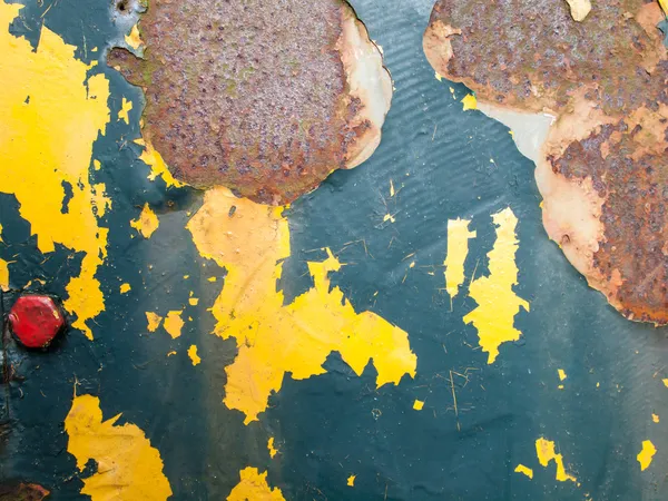 Pittura sfalsante su ferro arrugginito con bulloni — Foto Stock