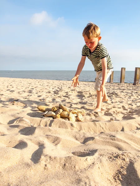 Niño pequeño en una playa —  Fotos de Stock