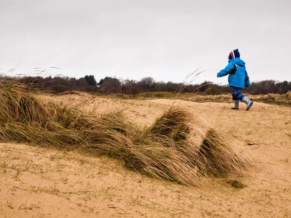 Small boy walking in the dunes — Stock Photo, Image