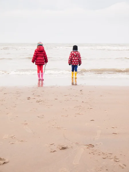 Niño y niña en la playa —  Fotos de Stock