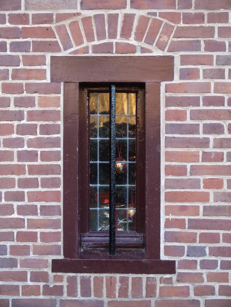 Fenster in einer Ziegelmauer — Stockfoto