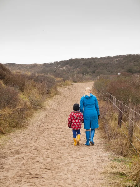 Anne ve küçük boy kum yol üzerinde — Stok fotoğraf