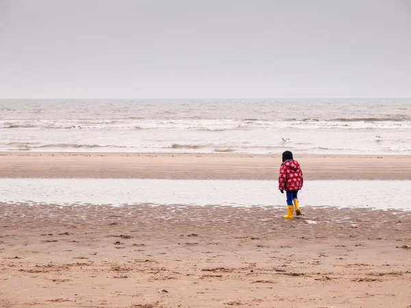 Sahilde küçük bir çocuk — Stok fotoğraf