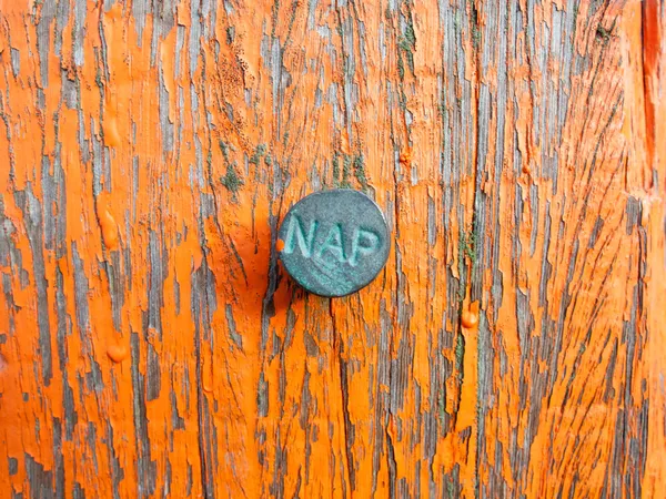 Beach post with sea level marker — Stock Photo, Image