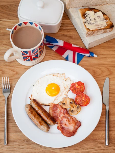 Готовый английский завтрак на деревянном столе — стоковое фото