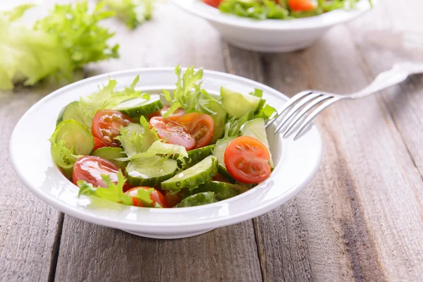 Salade met komkommers — Stockfoto