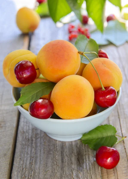 Aprikosen und Kirschen — Stockfoto