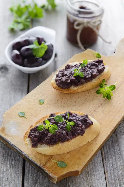 Broodjes met tapenade — Stockfoto