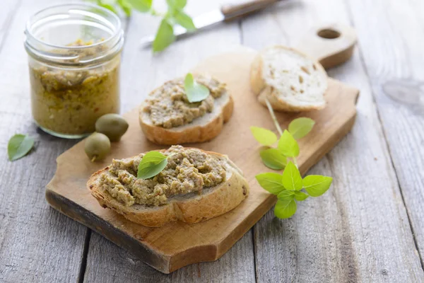 Broodjes met tapenade — Stockfoto