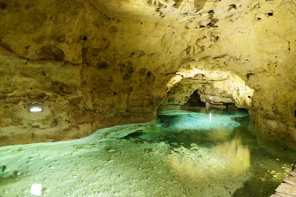 Rivière dans la grotte du lac — Photo