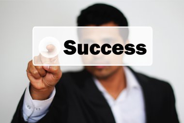 genç bir erkek profesyonel beyaz butonuna basarak seçme