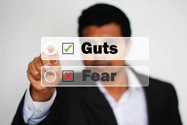 Männliche Berufstätige wählen Mut gegen Angst durch Klicken auf einen weißen Knopf — Stockfoto