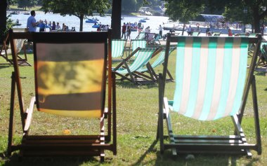 iki yılan gibi nehrin diğer sandalyeler ve insanlar içinde belgili tanımlık geçmiş bakan aydınlık bir güzel güneşli hyde Park'ta rahat koltuklar boş