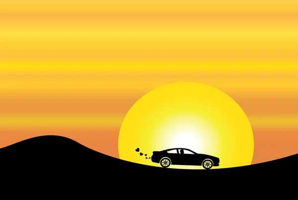 山 & 黄色の太陽とオレンジ色の夜の空に車のシルエット。大きな太陽とハート型の煙と明るいグラデーション カラシ菜空と優しい静かな車旅行概念図 — ストック写真