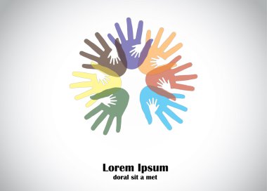 renkli insan elinin küçük çocuklar el sanat destek. dört renkli el küçük küçük çocuklar elleri destekleyici neden - toplum geliştirme kavramı için destek