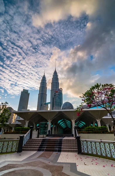 KLCC from As-Syakirin Mosque — Stock Photo, Image