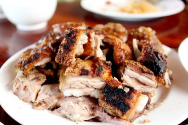 Kızarmış domuz eti.