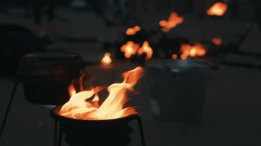 Kasedeki yağ yanıyor. Ateş gösterisi için kasede ateş.