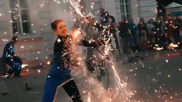 Girl actor fire show whirling with big sparklers. Golden spark of sparklers. — Stock Video