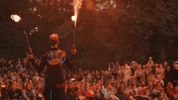 Skådespelare av brand show skjuter upp från eld kanoner, lågor lysa åskådare. — Stockvideo