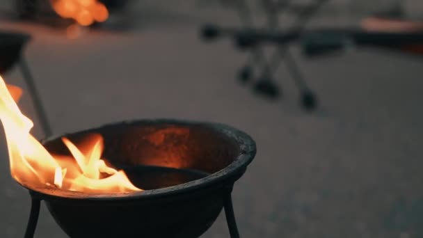 ボウルの油が燃える。火のショーのためにボウルに火. — ストック動画