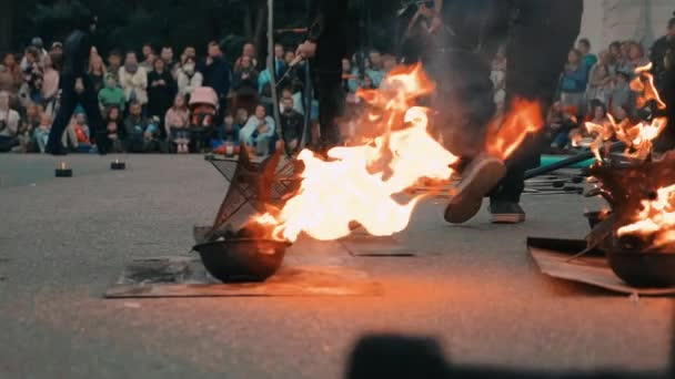 Die Feuershow begann. Das Feuer in den Schalen flattert im Wind. — Stockvideo