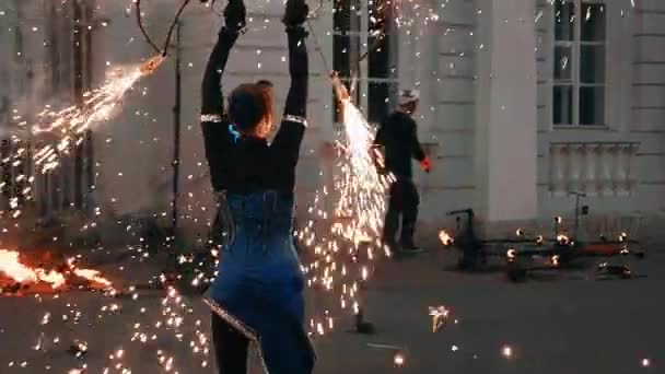 Chica espectáculo de fuego actor girando con grandes bengalas. Chispa dorada de bengalas. — Vídeos de Stock