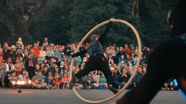 Sommerfeuershow im Freien, das Mädchen dreht sich in einem hölzernen Ring. — Stockvideo