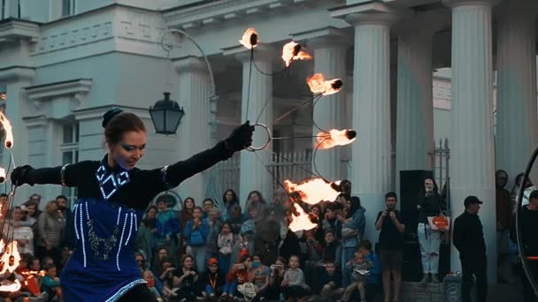 Chica espectáculo de fuego actor girando con fuego. espectáculo de fuego de verano al aire libre. — Vídeos de Stock