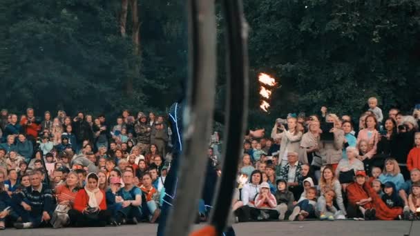 Professionelle Feuerschauspieler-Show führt Stunts mit Feuer auf. — Stockvideo